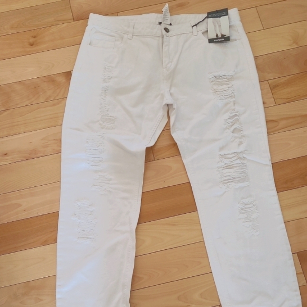 White Relaxed Distressed Jeans with Worn-In Look.strechy Coton